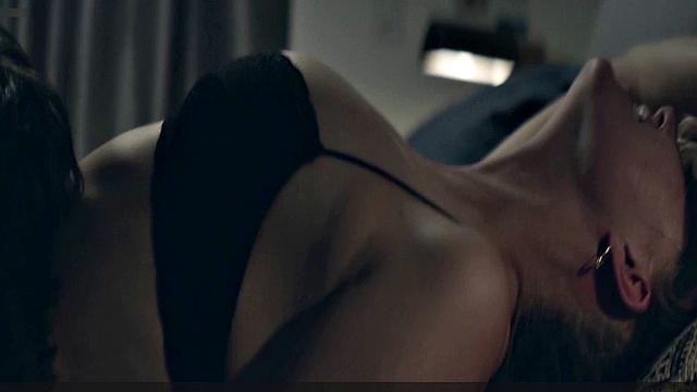 Maika Monroe scenes