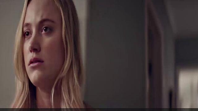 Maika Monroe scenes