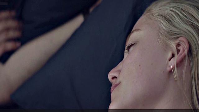 Maika Monroe scenes