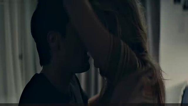 Maika Monroe scenes