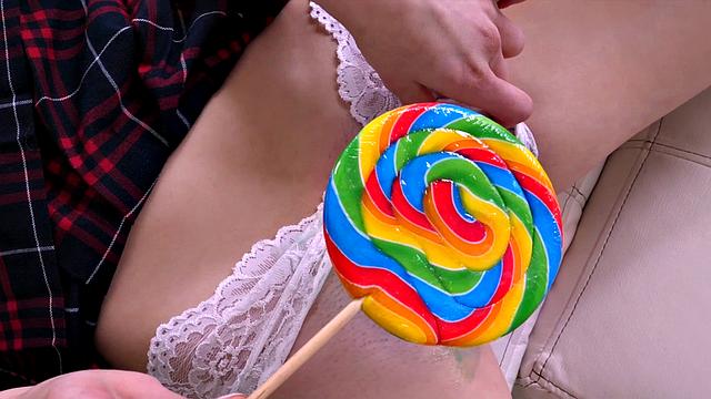 Али доводит себя леденцом и жаждет огромного члена