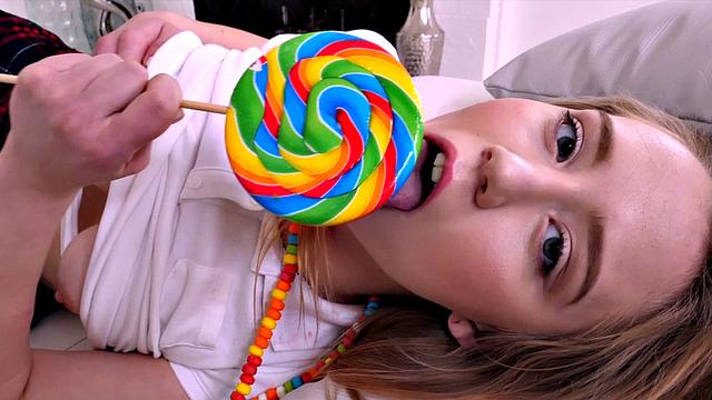 Али доводит себя леденцом и жаждет огромного члена