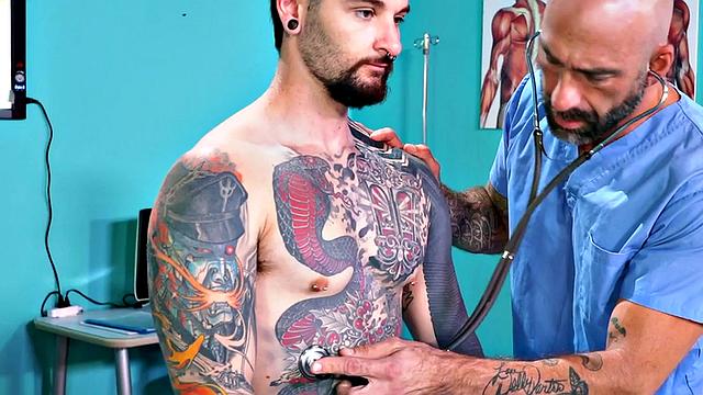 весёлый доктор с перчатками шутит и засовывает кулак спортсмену