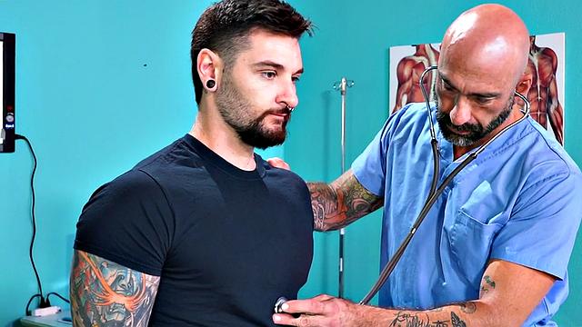 весёлый доктор с перчатками шутит и засовывает кулак спортсмену