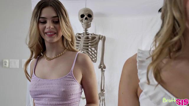 This Halloween Stepsis Jumped My Bones - S24:E10 