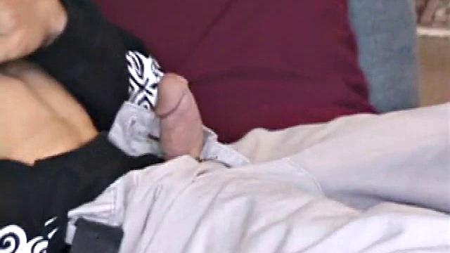 Брэндон доводит Шейна до мощного оргазма в крепкой руке