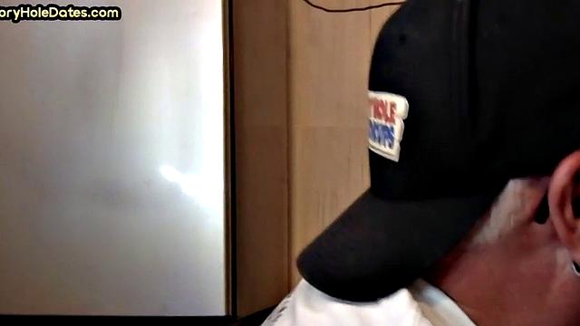 зрелый гей с очками отсасывает и получает в жопу через дырку