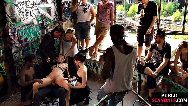 Худая шлюха получает жёсткий трах и унижение на людях, пока все смотрят!