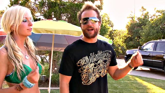 келли натирает эдэн маслом и трахается на газоне