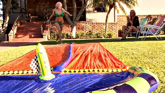 келли натирает эдэн маслом и трахается на газоне