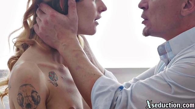 Смотри, как парень жарит свою волосатую подругу в страстном сексе на камеру.