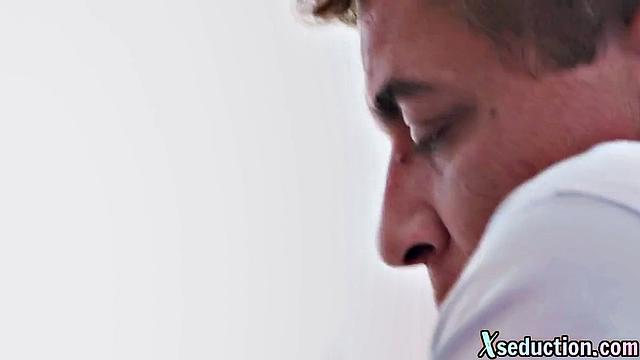 Смотри, как парень жарит свою волосатую подругу в страстном сексе на камеру.