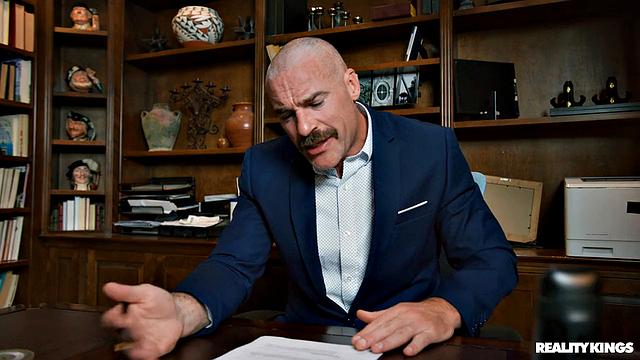 Кандидатка на собеседовании без бюстгальтера: Джесси Пони сразу показала свои сильные стороны и соблазнила двух боссов на рабочем месте.