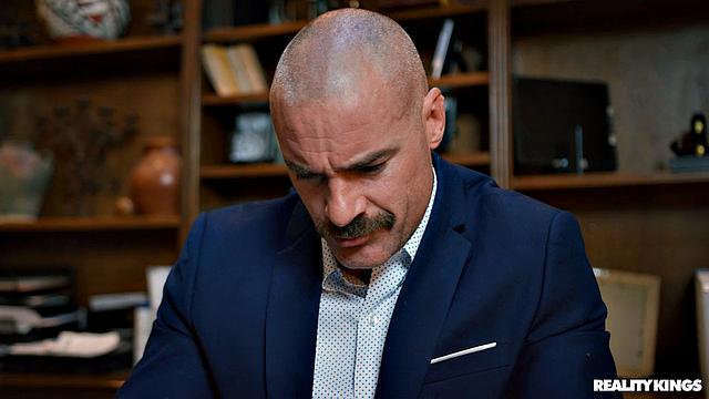 Кандидатка на собеседовании без бюстгальтера: Джесси Пони сразу показала свои сильные стороны и соблазнила двух боссов на рабочем месте.