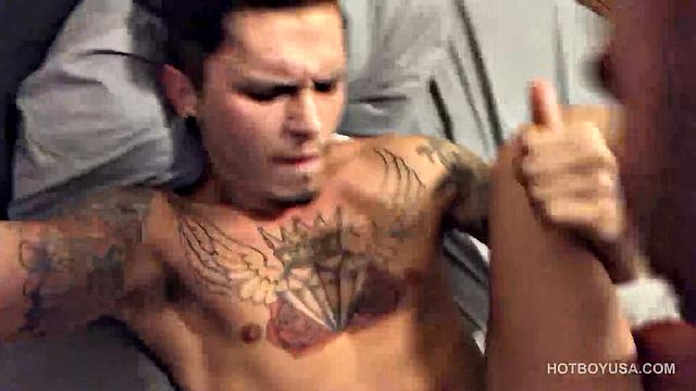 Крис Майерс трахается без резинки с Сетом Найтем, оба накачанные парни, мощный финал в гей-сцене.