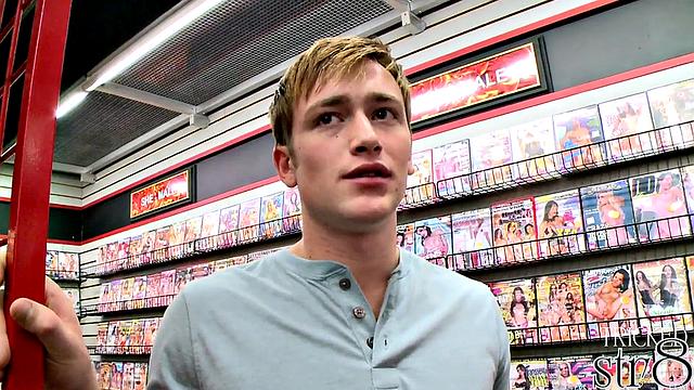 21yo amateur gets blowjob from guy