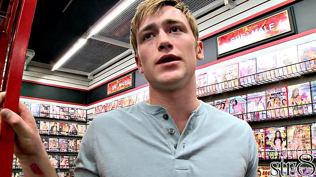 21yo amateur gets blowjob from guy