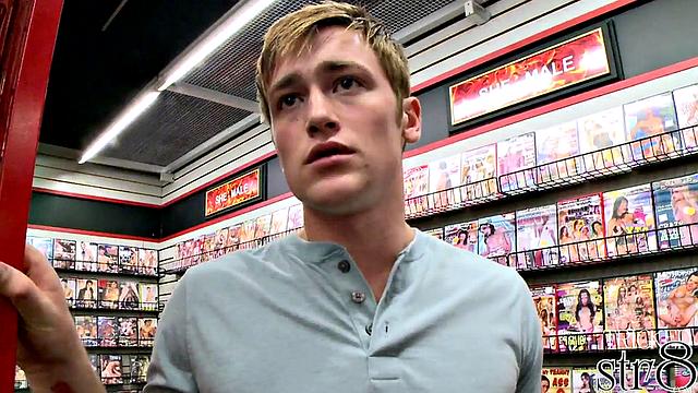 21yo amateur gets blowjob from guy