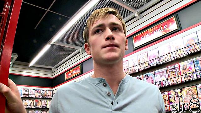 21yo amateur gets blowjob from guy