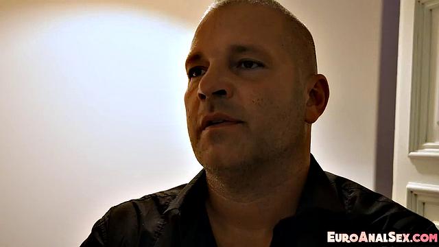 шлюха с большой жопой в чулках получает по полной в анал