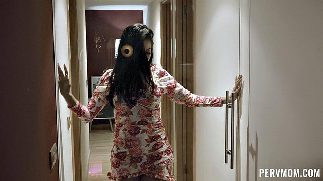 Трахает зрелую так, что она орет от кайфа.