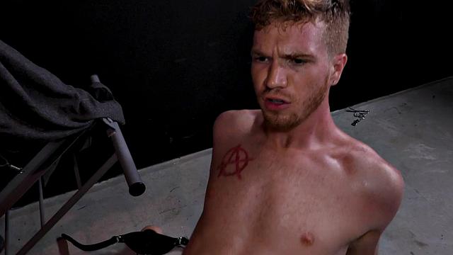 мускулистый парень сосёт и получает жёстко от татуированного