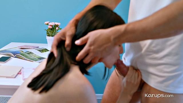 Смотри, как зрелая Posy Girl отдается мужику без остатка.