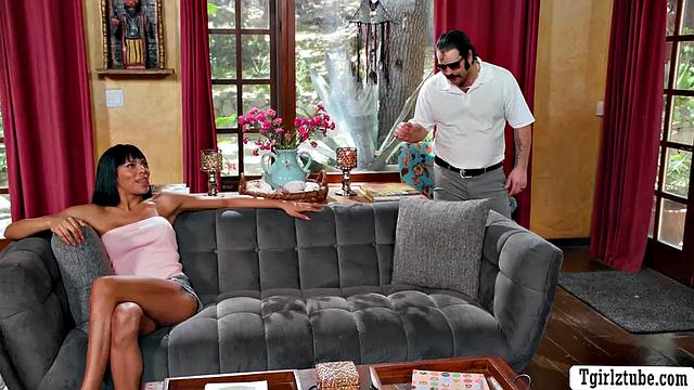 Лола Морена страстно сосёт член Стива Рикза и получает анальный секс от мужчины, shemale порно.