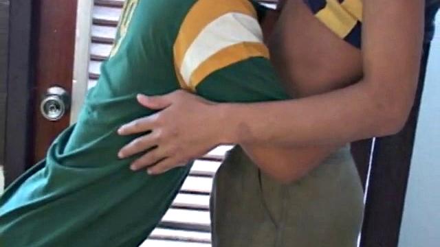 Пом стягивает штаны с Нью и доводит его член до полной мощи ртом