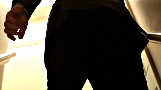 Honesty Calliaro натирает пол, а заодно получает по жопе