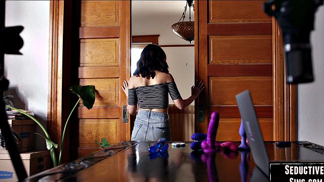 Horny babe pussyeaten by her GF