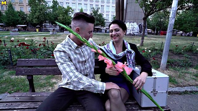 Одержимая домохозяйка разрывает любовника на части страстью