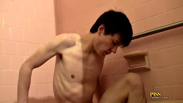 Писает после хорошей дрочки - Купер Ривз