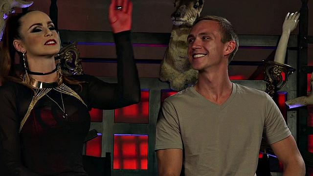 жесткая госпожа жмет яйца и давит лицо своей киской