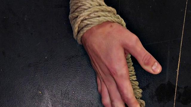 жесткая госпожа жмет яйца и давит лицо своей киской