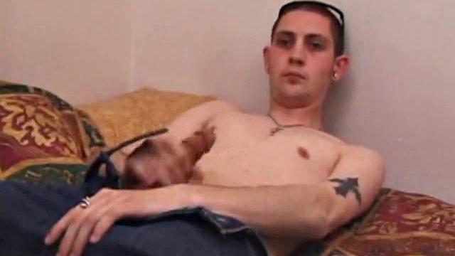 Эрон Майклс устроил страстную дрочку перед камерой и залил всё спермой