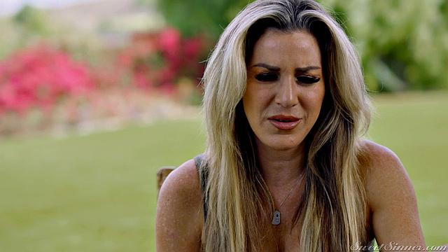 Кейла Пейдж в платье соблазняет пасынка и страстно трахается в гостиной с Лукасом Фростом, много поз и глубокий минет до кончи на грудь.