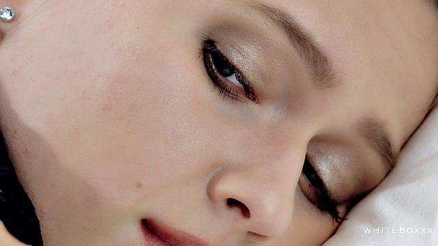 Horny babe masturbates morning