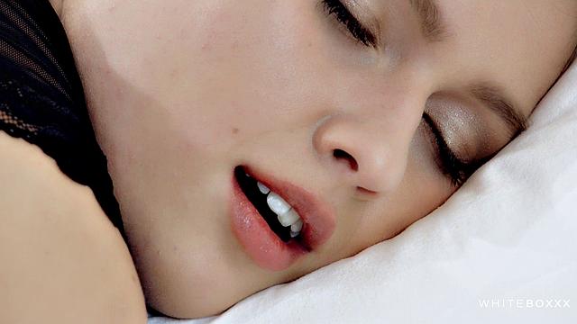 Horny babe masturbates morning