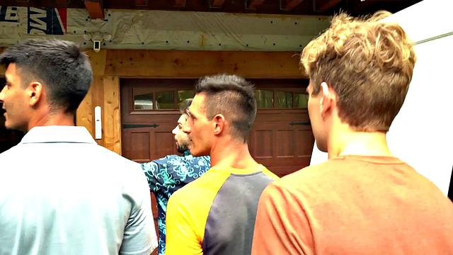 татуированный твинг стонет, когда парень трахается с ним без резинки