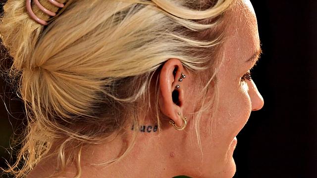 смотри, как нина раздевается и скачет на члене в постели