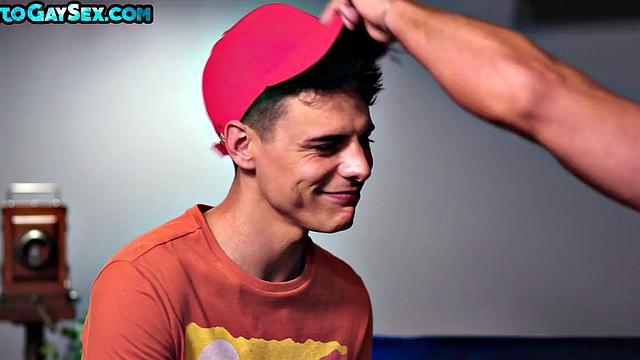 мускулистый папик не сдерживается: жадно лижет и трахается без резинки