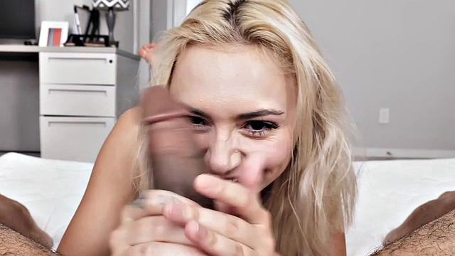 Хлоя Темпл жадно сосёт, не давая вздохнуть