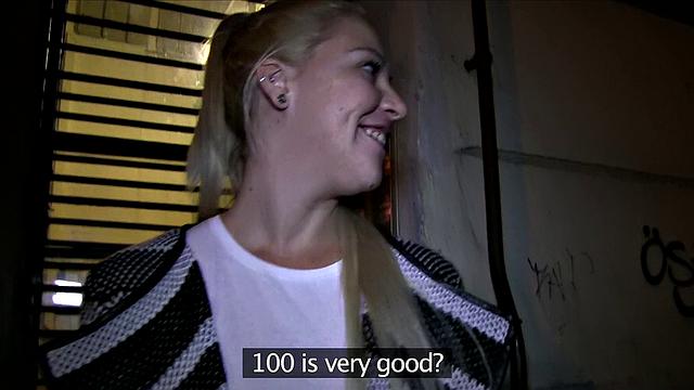 блондинка в стрингах сосет и трахается под землей