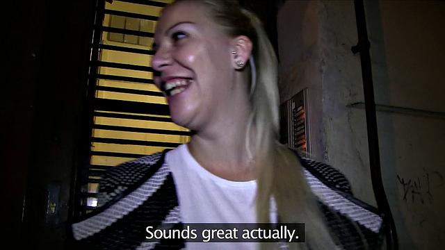 блондинка в стрингах сосет и трахается под землей