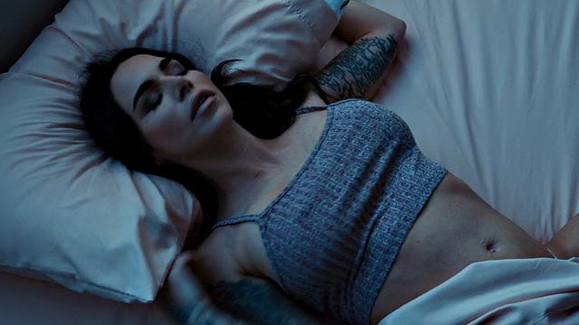 Lez babe seduces scissoring b4 fingering hard