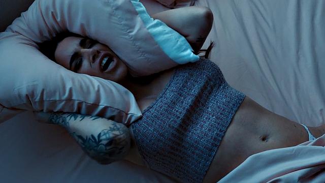 Lez babe seduces scissoring b4 fingering hard