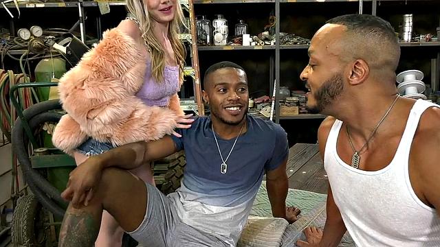 Bisexuals enjoy in 3some session in anal hole