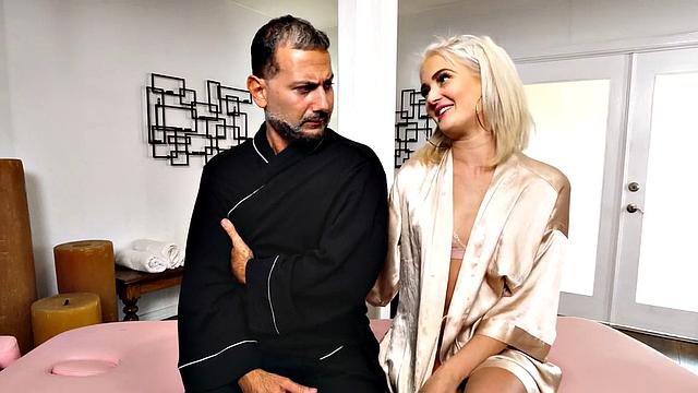 блондинка решила, что bwc влезет - пилотка не согласилась