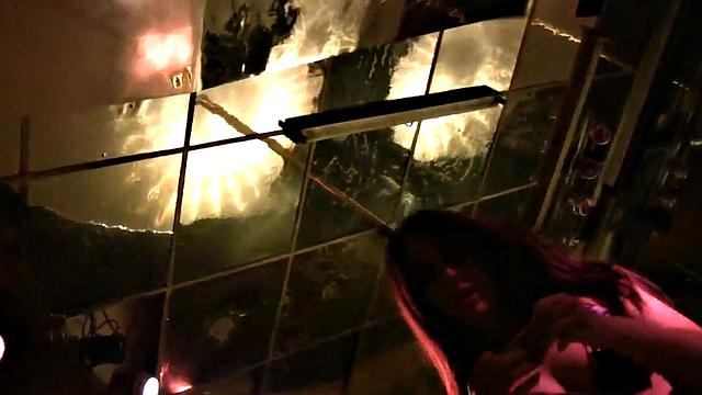 амэра заводит стриптиз и раздевается до гола на камеру